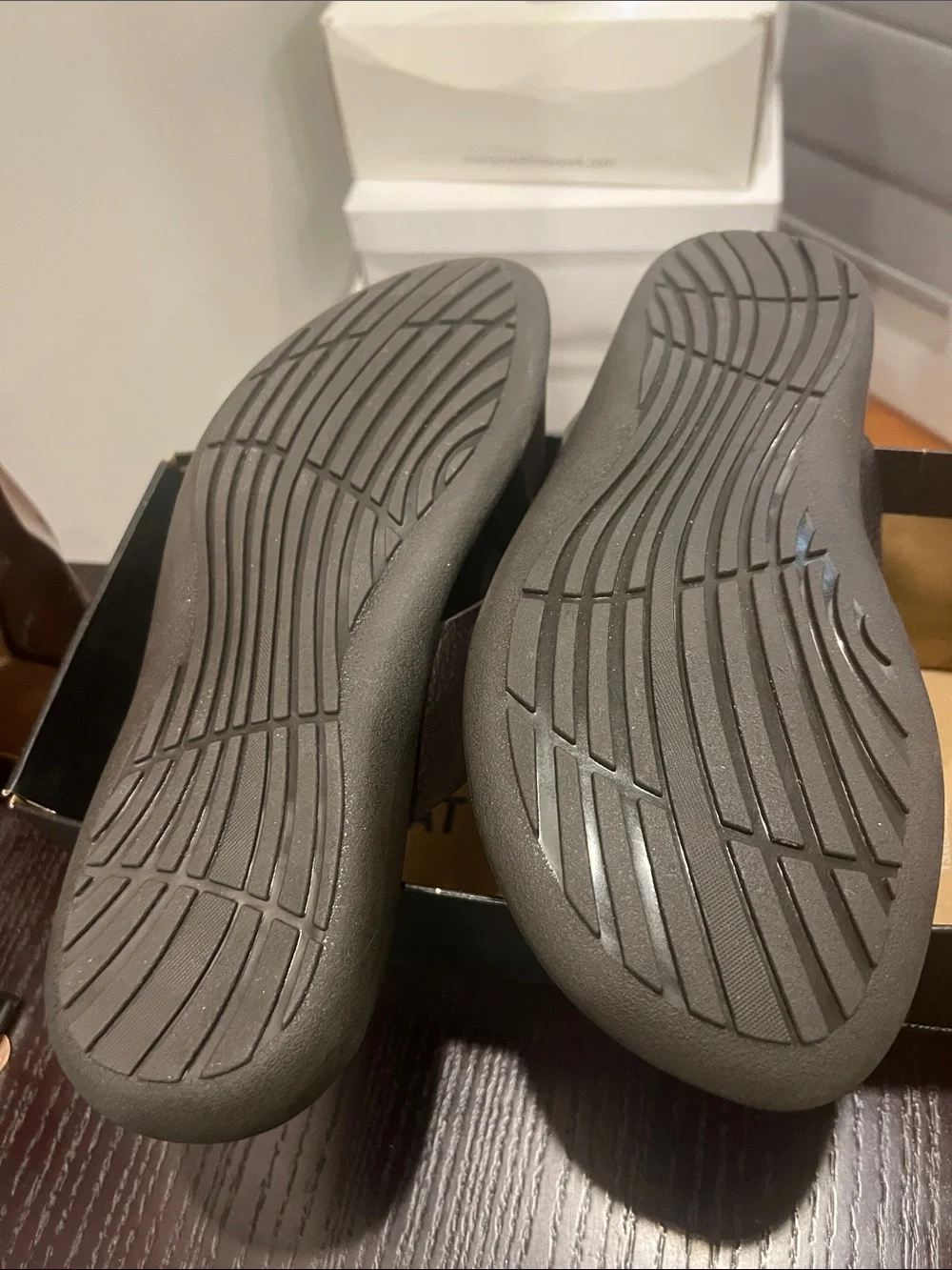Leather Crisscross Slip-On Sandals in Dark Brown Kenneth Cole Size 12M